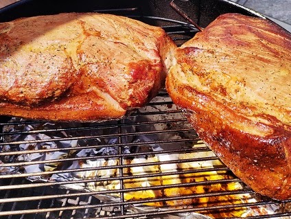 グリルでじっくり焼かれる大きな肉のBBQ