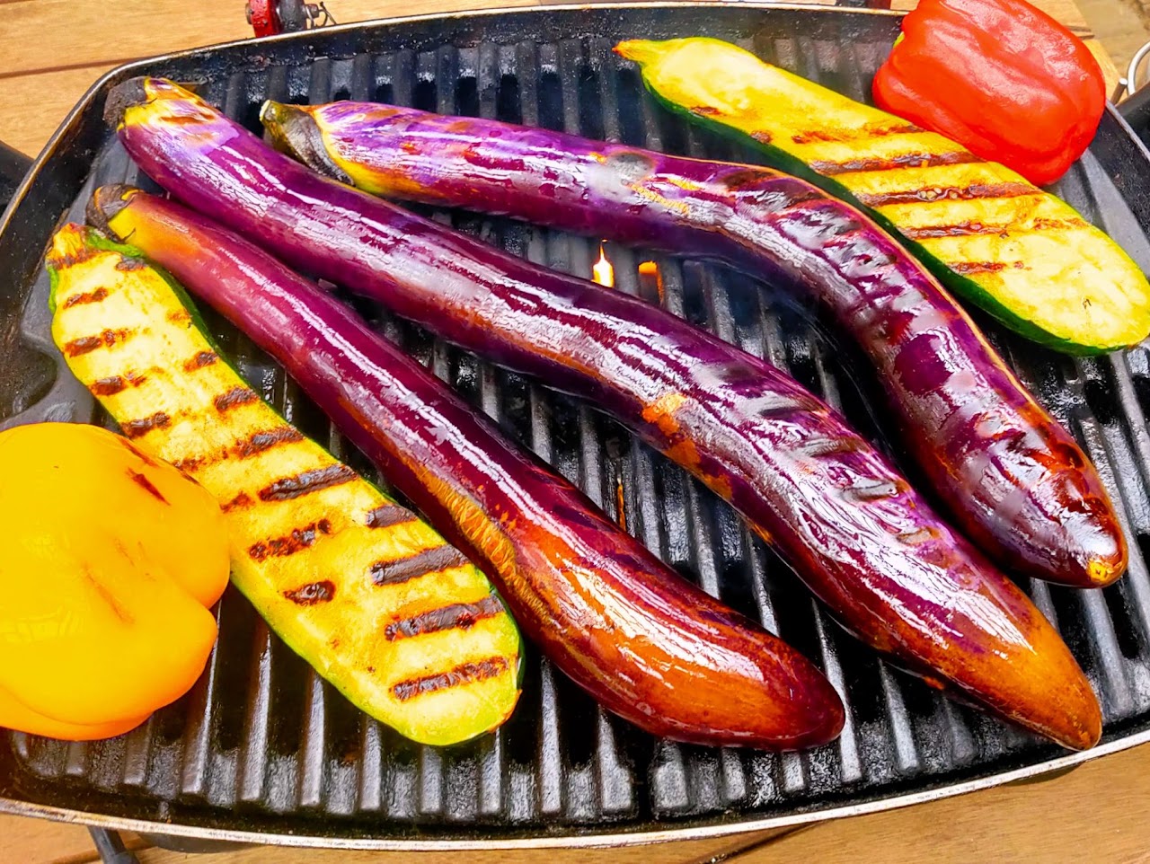 丸ごと焼かれる野菜のBBQ