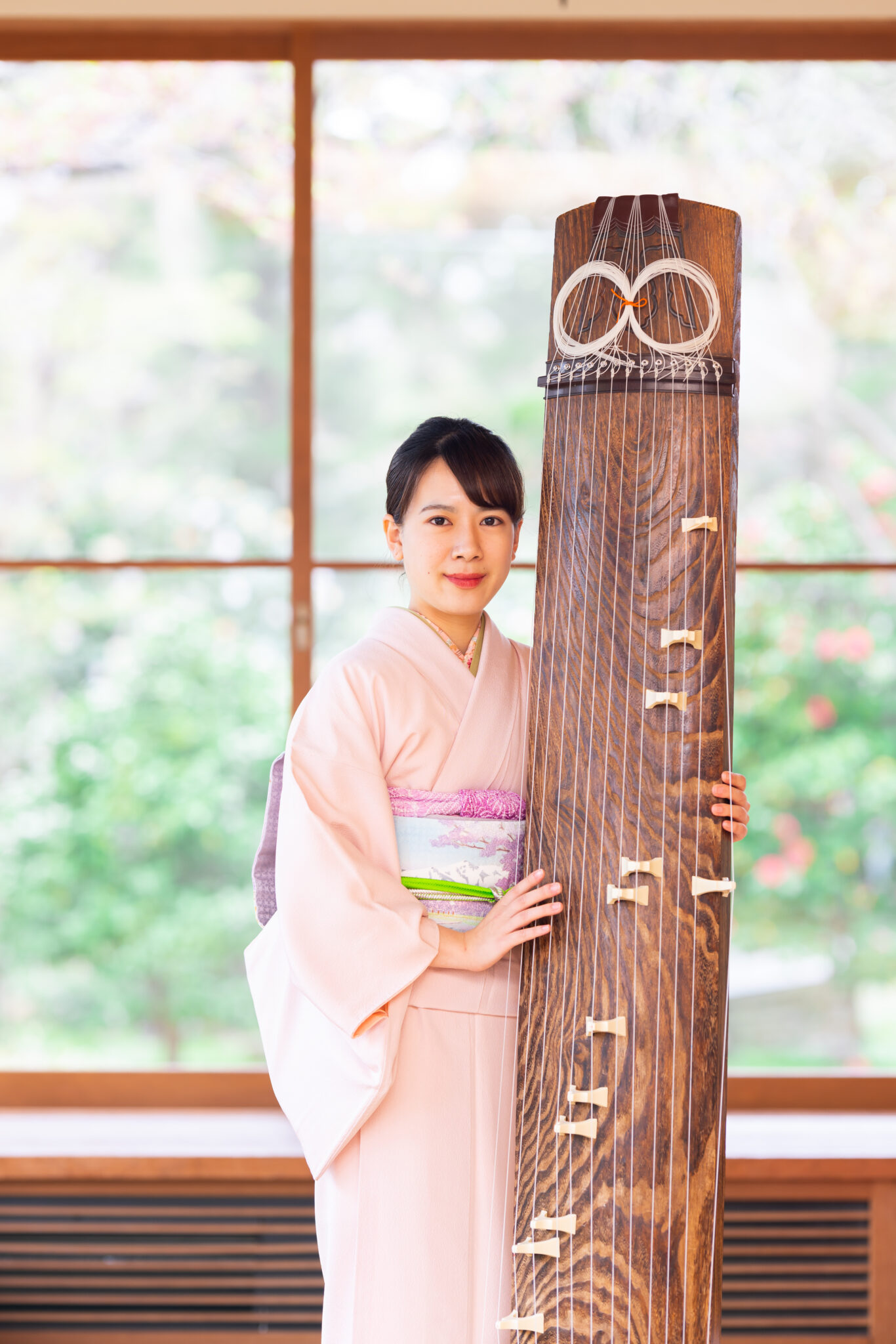 箏とともに立つ髙倉七虹さん